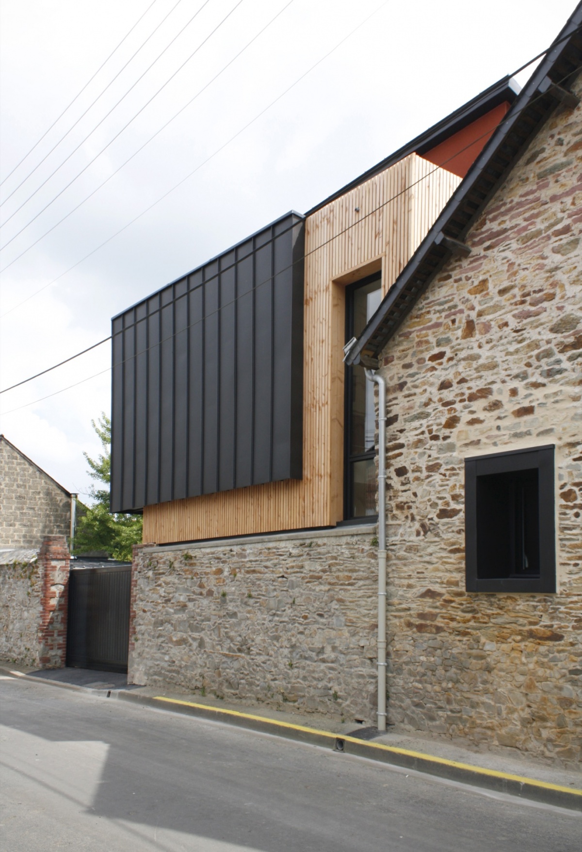 Extension et r�novation d'un vieux garage pierre : BD vue Nord large