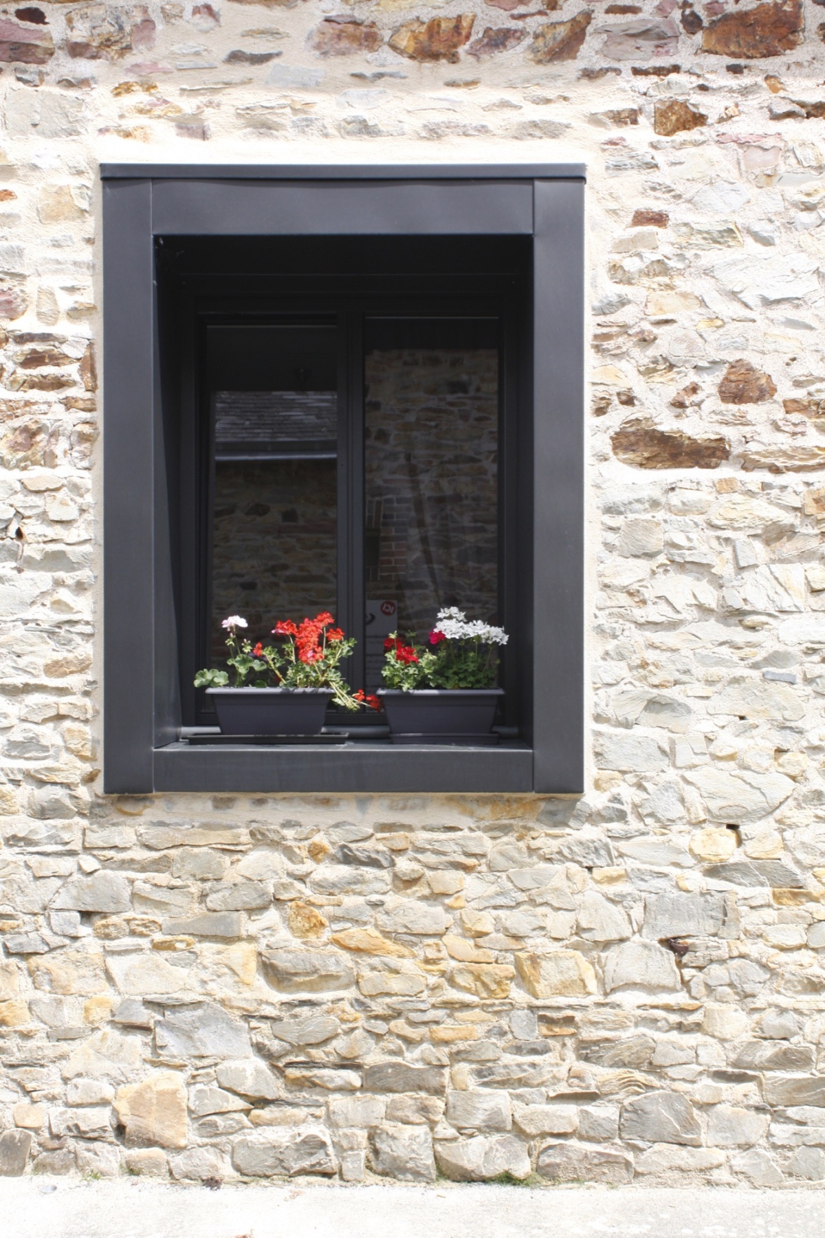 Extension et r�novation d'un vieux garage pierre : BD fen�tre zinc